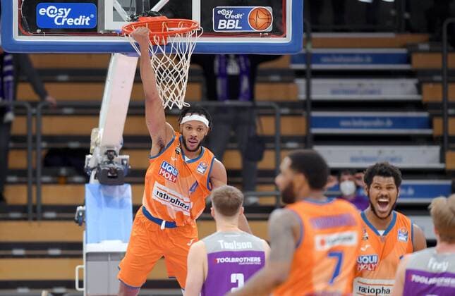 Dunking of Jaron Blossomgame Ratiopharm Ulm , Cristiano Felicio Ratiopharm Ulm R , Basketball, Bundesliga, BBL, BG Goettingen Ratiopharm Ulm , 12 02 2022, BG Goettingen Ratiopharm Ulm, Basketball, Bundesliga, GER, BBL, 12 02 2022 Goettingen Copyright: xEibner-Pressefotox-xRolandxSippelx