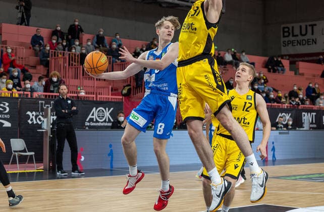 Peter Hemschemeier (Uni Baskets Paderborn, 08), Daniel Keppeler (Tigers Tuebingen, 31) ¨¨Tigers Tübingen vs. Uni Baskets Paderborn, 2. Basketball, Bundesliga, Pro A, Barmer 2 Basketball, Spieltag 25, Spielzeit 2021 2022, 12.02.2022, ¨¨ Tigers Tübingen - Uni Baskets Paderborn, Basketball, 2. Bundesliga, Barmer 2 Basketball, Spieltag 25, Spielzeit 2021 2022, 12.02.2022 Tuebingen Copyright: xDennisxDuddek xEibnerxPressefotox EP_DDK