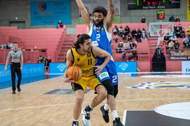 Erol Ersek (Tigers Tuebingen, 11), Badu Buck (Uni Baskets Paderborn, 02)¨¨Tigers Tübingen vs. Uni Baskets Paderborn, 2. Basketball, Bundesliga, Pro A, Barmer 2 Basketball, Spieltag 25, Spielzeit 2021 2022, 12.02.2022, ¨¨ Tigers Tübingen - Uni Baskets Paderborn, Basketball, 2. Bundesliga, Barmer 2 Basketball, Spieltag 25, Spielzeit 2021 2022, 12.02.2022 Tuebingen Copyright: xDennisxDuddek xEibnerxPressefotox EP_DDK
