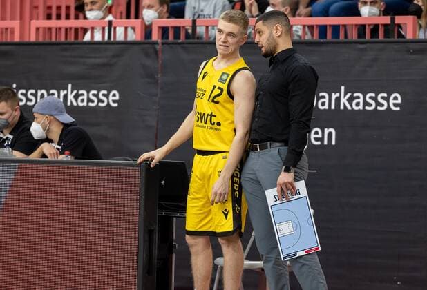 Aatu Kivimaeki (Tigers Tuebingen, 12), Hussain Dassouki (Tigers Tuebingen, Assistant Coach) ¨¨Tigers Tübingen vs. Uni Baskets Paderborn, 2. Basketball, Bundesliga, Pro A, Barmer 2 Basketball, Spieltag 25, Spielzeit 2021 2022, 12.02.2022, ¨¨ Tigers Tübingen - Uni Baskets Paderborn, Basketball, 2. Bundesliga, Barmer 2 Basketball, Spieltag 25, Spielzeit 2021 2022, 12.02.2022 Tuebingen Copyright: xDennisxDuddek xEibnerxPressefotox EP_DDK