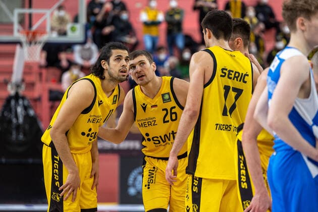 Erol Ersek (Tigers Tuebingen, 11), Till Joenke (Tigers Tuebingen, 26), Mateo Seric (Tigers Tuebingen, 17), Ryan Mikesell (Tigers Tuebingen, 33)¨¨Tigers Tübingen vs. Uni Baskets Paderborn, 2. Basketball, Bundesliga, Pro A, Barmer 2 Basketball, Spieltag 25, Spielzeit 2021 2022, 12.02.2022, ¨¨ Tigers Tübingen - Uni Baskets Paderborn, Basketball, 2. Bundesliga, Barmer 2 Basketball, Spieltag 25, Spielzeit 2021 2022, 12.02.2022 Tuebingen Copyright: xDennisxDuddek xEibnerxPressefotox EP_DDK
