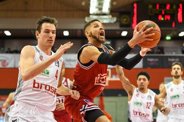 Omar Prewitt, Kendale McCullum 21. Spieltag, Basketball Bundesliga, Basketball Saison 2021 2022, Deutschland, easyCredit BBL, Germany, Giessen 46ers, giessen rot, Herren, Jobstairs GIESSEN 46ers - Brose Baskets Bamberg,Männer, Bamberg in weiß grau