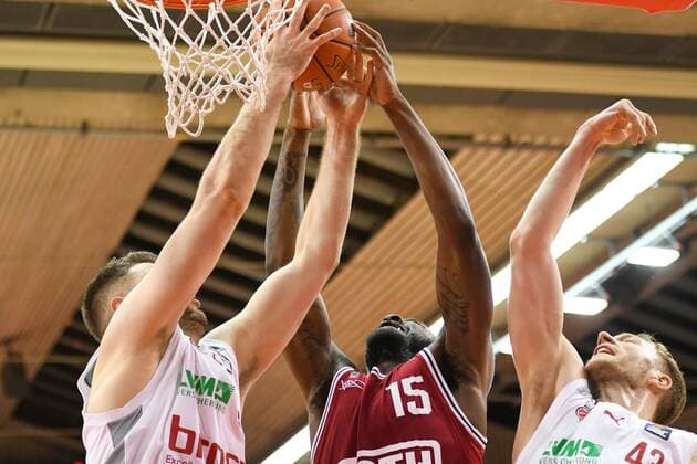 Tomas Kyzlink, J.D. Miller, Christian Sengfelder 21. Spieltag, Basketball Bundesliga, Basketball Saison 2021 2022, Deutschland, easyCredit BBL, Germany, Giessen 46ers, giessen rot, Herren, Jobstairs GIESSEN 46ers - Brose Baskets Bamberg,Männer, Bamberg in weiß grau