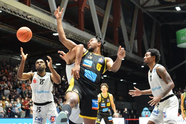 Justin Simon MHP RIESEN Ludwigsburg center, Frantz Massenat Niners Chemnitz left and Isiaha Mike Niners Chemnitz right , Niners Chemnitz vs MHP RIESEN Ludwigsburg, easycredit Basketball Bundesliga, 12 02 2022 Niners Chemnitz vs MHP RIESEN Ludwigsburg, easycredit Basketball Bundesliga, 12 02 2022 Chemnitz Copyright: xBertxHarzer xEibner-xPressefotox