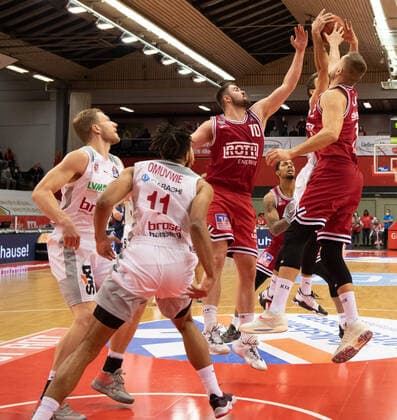 12 02 2022, xsltx, Basketball BBL Bundesliga, Giessen 46ers Brose Bamberg emspor, v l rebound under the Bamberg basket DFL DFB REGULATES PROHIBIT ANY USE OF PHOTOGRAPHS AS IMAGE SEQUENCES AND OR QUASI VIDEO Giessen