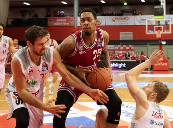 12.02.2022, xsltx, Basketball BBL Bundesliga, Giessen 46ers - Brose Bamberg emspor, v.l. Tomas Kyzlink - SG (Brose Bamberg), Phillip Darnell Fayne II - Power Forward (Jobstairs Gießen 46ers), Christian Sengfelder - PF (Brose Bamberg) (DFL DFB REGULATIONS PROHIBIT ANY USE OF PHOTOGRAPHS as IMAGE SEQUENCES and or QUASI-VIDEO) Giessen