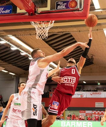 12.02.2022, xsltx, Basketball BBL Bundesliga, Giessen 46ers - Brose Bamberg emspor, v.r. Kendale Deshawn McCullum - Point Guard (Jobstairs Gießen 46ers) behauptet sich gegen Martinas Geben - C (Brose Bamberg) (DFL DFB REGULATIONS PROHIBIT ANY USE OF PHOTOGRAPHS as IMAGE SEQUENCES and or QUASI-VIDEO) Giessen