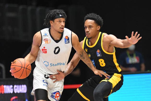 Nelson Weidemann Niners Chemnitz left and James Woodard MHP RIESEN Ludwigsburg right , Niners Chemnitz vs MHP RIESEN Ludwigsburg, easycredit Basketball Bundesliga, 12 02 2022 Niners Chemnitz vs MHP RIESEN Ludwigsburg, easycredit Basketball Bundesliga, 12 02 2022 Chemnitz Copyright: xBertxHarzer xEibner-xPressefotox