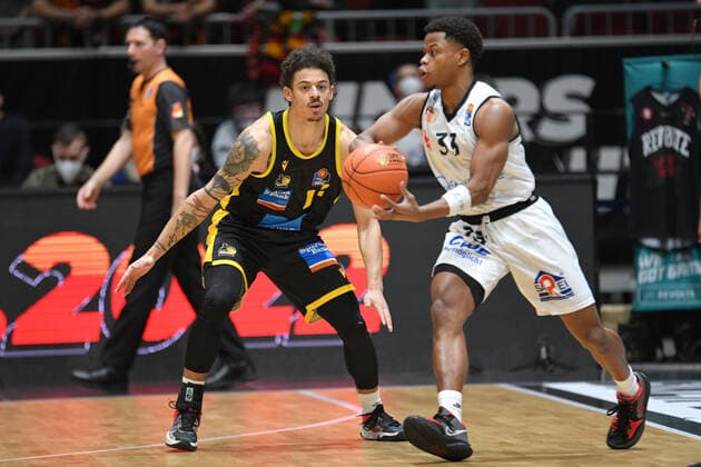 Eric Washington Niners Chemnitz r and Jonah Radebaugh MHP RIESEN Ludwigsburg li , Niners Chemnitz vs MHP RIESEN Ludwigsburg, easycredit Basketball Bundesliga, 12 02 2022 Niners Chemnitz vs MHP RIESEN Ludwigsburg, easycredit Basketball Bundesliga, 12 02 2022 Chemnitz Copyright: xBertxHarzer xEibner-xPressefotox