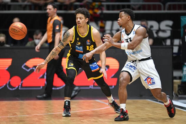 Eric Washington Niners Chemnitz r and Jonah Radebaugh MHP RIESEN Ludwigsburg li , Niners Chemnitz vs MHP RIESEN Ludwigsburg, easycredit Basketball Bundesliga, 12 02 2022 Niners Chemnitz vs MHP RIESEN Ludwigsburg, easycredit Basketball Bundesliga, 12 02 2022 Chemnitz Copyright: xBertxHarzer xEibner-xPressefotox