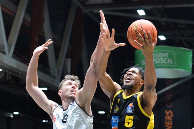 Justin Simon MHP RIESEN Ludwigsburg right and Jan Niklas Wimberg Niners Chemnitz left , Niners Chemnitz vs MHP RIESEN Ludwigsburg, easycredit Basketball Bundesliga, 12 02 2022 Niners Chemnitz vs MHP RIESEN Ludwigsburg, easycredit Basketball Bundesliga, 12 02 2022 Chemnitz Copyright: xBertxHarzer xEibner-xPressefotox