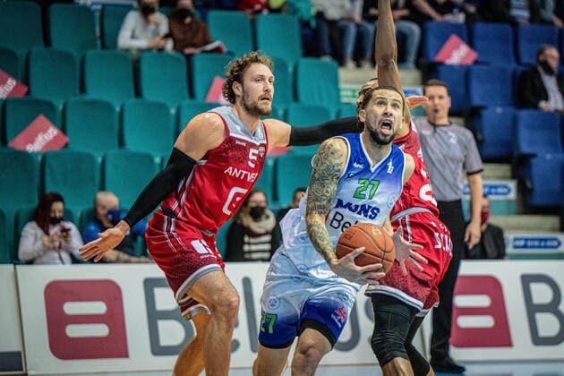 Mons Marcus Tyus and Antwerp s Kavell Bigby-Williams fight for the ball during a basketball match between Mons-Hainaut and Antwerp Giants, Saturday 12 February 2022 in Mons, on day 16 of the National Round Belgium in the BNXT League Belgian first division basket championships. FILIPxLANSZWEERT  x9301209x