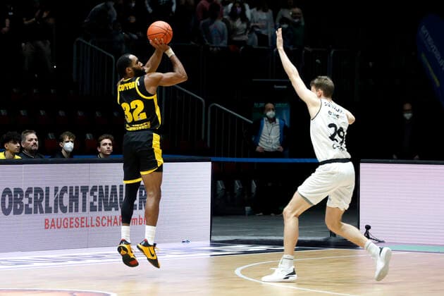12 02 2022, easyCredit Basketball Bundesliga, BBL, season 2021 2022, men, Chemnitz Niners MHP Riesen Ludwigsburg Tekele Cotton, MHP Riesen Ludwigsburg, Mindaugas Susinskas, Niners Chemnitz Chemnitz Fair Chemnitz Saxony Germany