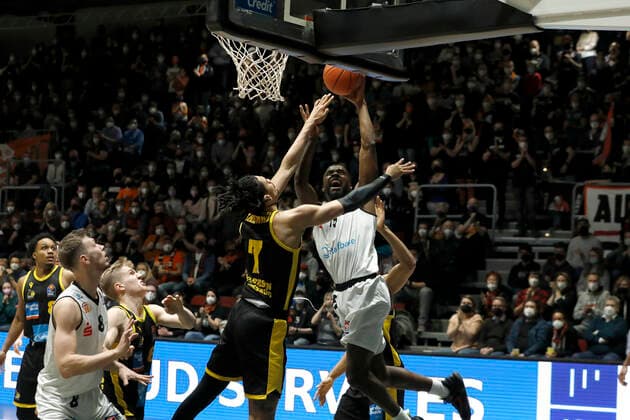 12.02.2022, easyCredit Basketball Bundesliga, BBL, Saison 2021 2022, Herren, Chemnitz Niners - MHP Riesen Ludwigsburg Frantz Massenat, Niners Chemnitz, Johnathan Bähre, MHP Riesen Ludwigsburg Chemnitz Messe Chemnitz Sachsen Germany
