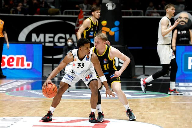 12 02 2022, easyCredit Basketball Bundesliga, BBL, season 2021 2022, men, Chemnitz Niners MHP Riesen Ludwigsburg Eric Washington, Niners Chemnitz, Lukas Herzog, MHP Riesen Ludwigsburg Chemnitz Fair Chemnitz Saxony Germany