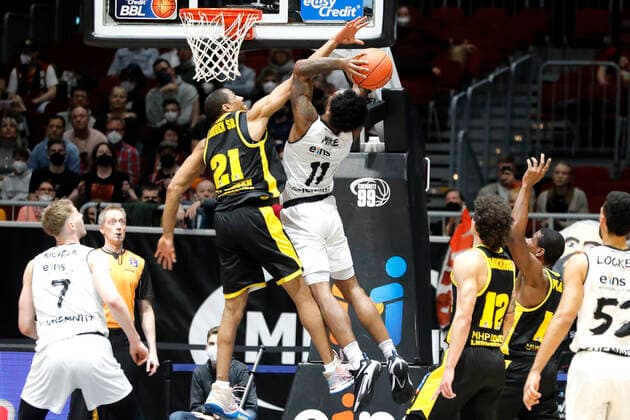 12 02 2022, easyCredit Basketball Bundesliga, BBL, season 2021 2022, men, Chemnitz Niners MHP Riesen Ludwigsburg Isiaha Mike, Niners Chemnitz, Tremmell Darden, MHP Riesen Ludwigsburg Chemnitz Fair Chemnitz Saxony Germany