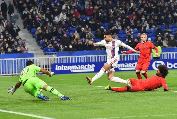 Lucas Paqueta (lyon) vs Walter Benitez (nice) FOOTBALL: Olympique Lyonnais vs OGC Nice - Ligue 1 - 12 02 2022 FredericChambert Panoramic 