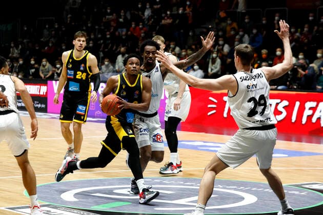12 02 2022, easyCredit Basketball Bundesliga, BBL, season 2021 2022, men, Chemnitz Niners MHP Riesen Ludwigsburg James Woodard, MHP Riesen Ludwigsburg, Mindaugas Susinskas, Niners Chemnitz Chemnitz Fair Chemnitz Saxony Germany