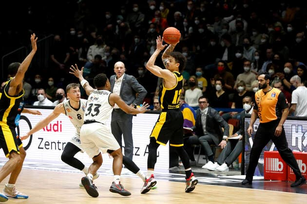 12 02 2022, easyCredit Basketball Bundesliga, BBL, season 2021 2022, men, Chemnitz Niners MHP Riesen Ludwigsburg Jonah Radebaugh, MHP Riesen Ludwigsburg, Eric Washington, Niners Chemnitz Chemnitz Fair Chemnitz Saxony Germany
