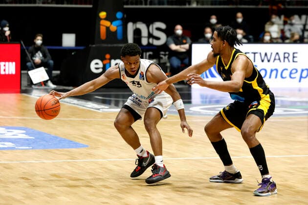 12 02 2022, easyCredit Basketball Bundesliga, BBL, season 2021 2022, men, Chemnitz Niners MHP Riesen Ludwigsburg Eric Washington, Niners Chemnitz, Justin Simon, MHP Riesen Ludwigsburg Chemnitz Messe Chemnitz Sachsen Germany