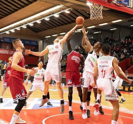 12 02 2022, xsltx, Basketball BBL Bundesliga, Giessen 46ers Brose Bamberg emspor, v l rebound under the Bamberg basket DFL DFB REGULATES PROHIBIT ANY USE OF PHOTOGRAPHS AS IMAGE SEQUENCES AND OR QUASI VIDEO Giessen