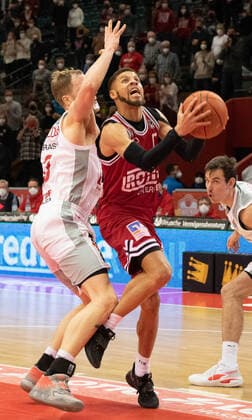 12.02.2022, xsltx, Basketball BBL Bundesliga, Giessen 46ers - Brose Bamberg emspor, v.l. Christian Sengfelder - PF (Brose Bamberg), Kendale Deshawn McCullum - Point Guard (Jobstairs Gießen 46ers) (DFL DFB REGULATIONS PROHIBIT ANY USE OF PHOTOGRAPHS as IMAGE SEQUENCES and or QUASI-VIDEO) Giessen