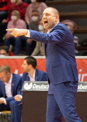 12 02 2022, xsltx, Basketball BBL Bundesliga, Giessen 46ers Brose Bamberg emspor, v l Coach Oren Amiel Bamberg DFL DFB REGULATES PROHIBIT ANY USE OF PHOTOGRAPHS as IMAGE SEQUENCES and or QUASI VIDEO Giessen