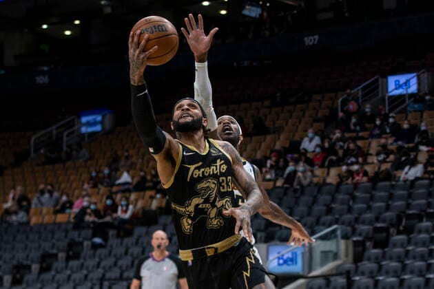 February 12, 2022, Toronto, ON, CANADA: Toronto Raptors Gary Trent Jr. (33) scores on Denver Nuggets Will Barton during first half NBA, Basketball Herren, USA basketball action in Toronto on Saturday, February 12, 2022. Gary Trent Jr.; Will Barton  - ZUMAc35_ 20220212_zaf_c35_267 Copyright: xChrisxYoungx