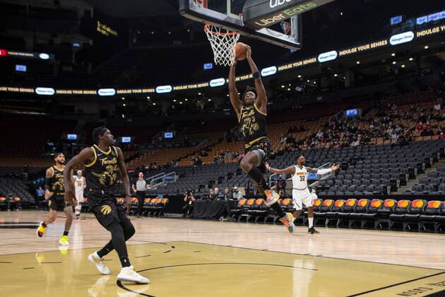 February 12, 2022, Toronto, ON, CANADA: Toronto Raptors OG Anunoby scores against Denver Nuggets during first half NBA, Basketball Herren, USA basketball action in Toronto on Saturday, February 12, 2022. OG Anunoby  - ZUMAc35_ 20220212_zaf_c35_270 Copyright: xChrisxYoungx