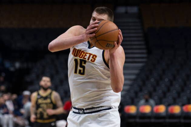 February 12, 2022, Toronto, ON, CANADA: Denver Nuggets Nikola Jokic grabs a rebound against the Toronto Raptors during first half NBA, Basketball Herren, USA basketball action in Toronto on Saturday, February 12, 2022. Nikola Jokic  - ZUMAc35_ 20220212_zaf_c35_277 Copyright: xChrisxYoungx