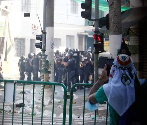 Police intervene as supporters of Palmeiras gather outside the stadium to watch the Final of the Club World Cup 2021 that was ultimately won by Chelsea 2-1 after extra time FERNANDO ROBERTO SPP Chelsea v Palmeiras Fans in Sao Paulo 