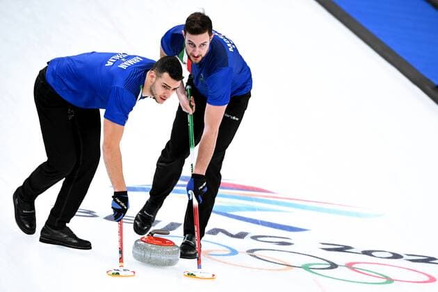 China Olympics 2022 Curling Women Italy - ROC 8112927 13.02.2022 Italy s Sebastiano Arman and Amos Mosaner curl the stone during the men s curling round robin session 6 of the Beijing 2022 Winter Olympic Games, Olympische Spiele, Olympia, OS between Italy and the Russian Olympic Committee s team at National Aquatics Centre in Beijing, China. Vladimir Astapkovich Sputnik Beijing China  Copyright: xVladimirxAstapkovichx