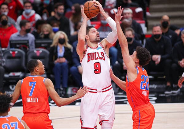 CHICAGO, IL - FEBRUARY 12: Chicago Bulls center Nikola Vucevic (9) is defended by Oklahoma City Thunder forward Isaiah Roby (22) in action during a NBA, Basketball Herren, USA game between the Oklahoma City Thunder and the Chicago Bulls on February 12, 2022 at the United Center in Chicago, IL. (Photo by Melissa Tamez Icon Sportswire) NBA: FEB 12 Thunder at Bulls Icon22021209