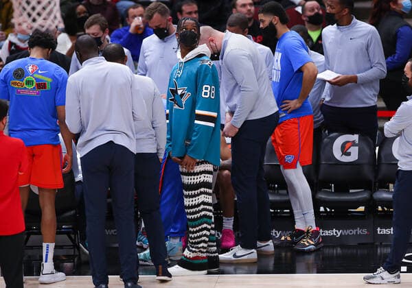 CHICAGO, IL - FEBRUARY 12: Oklahoma City Thunder guard Shai Gilgeous-Alexander (2) looks on during a NBA, Basketball Herren, USA game between the Oklahoma City Thunder and the Chicago Bulls on February 12, 2022 at the United Center in Chicago, IL. (Photo by Melissa Tamez Icon Sportswire) NBA: FEB 12 Thunder at Bulls Icon22021210