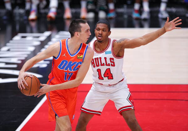 CHICAGO, IL - FEBRUARY 12: Chicago Bulls forward Malcolm Hill (14) defends Oklahoma City Thunder center Aleksej Pokusevski (17) in action during a NBA, Basketball Herren, USA game between the Oklahoma City Thunder and the Chicago Bulls on February 12, 2022 at the United Center in Chicago, IL. (Photo by Melissa Tamez Icon Sportswire) NBA: FEB 12 Thunder at Bulls Icon22021214