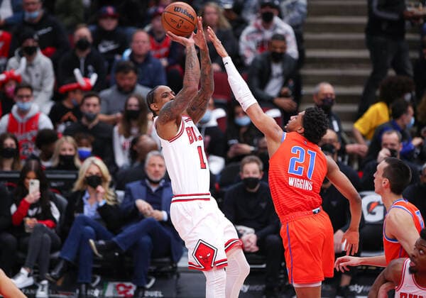 CHICAGO, IL - FEBRUARY 12: Chicago Bulls forward DeMar DeRozan (11) shoots the ball over Oklahoma City Thunder guard Aaron Wiggins (21) during a NBA, Basketball Herren, USA game between the Oklahoma City Thunder and the Chicago Bulls on February 12, 2022 at the United Center in Chicago, IL. (Photo by Melissa Tamez Icon Sportswire) NBA: FEB 12 Thunder at Bulls Icon22021219