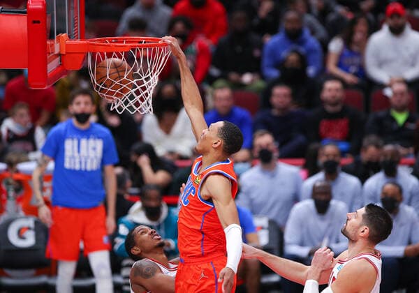 CHICAGO, IL - FEBRUARY 12: Oklahoma City Thunder forward Darius Bazley (7) drives to the basket for a slam dunk during a NBA, Basketball Herren, USA game between the Oklahoma City Thunder and the Chicago Bulls on February 12, 2022 at the United Center in Chicago, IL. (Photo by Melissa Tamez Icon Sportswire) NBA: FEB 12 Thunder at Bulls Icon22021223