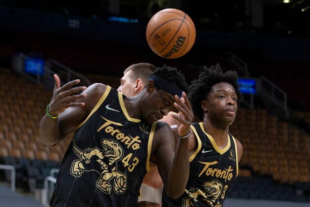 February 12, 2022, Toronto, ON, CAN: Toronto Raptors Pascal Siakam (left) tries to avoid the ball as he walks past OG Anunoby after the Denver Nuggets scored during second half NBA, Basketball Herren, USA basketball action in Toronto on Saturday, February 12, 2022. Pascal Siakam; OG Anunoby  - ZUMAc35_ 20220212_zaf_c35_309 Copyright: xChrisxYoungx
