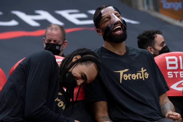 Sport Themen der Woche KW06 Sport Bilder des Tages February 12, 2022, Toronto, ON, CAN: Toronto Raptors Khem Birch (right) shares a laugh with Dalano Banton as they sit on the bench during NBA, Basketball Herren, USA basketball action against the Denver Nuggets, in Toronto on Saturday, February 12, 2022. Khem Birch; Dalano Banton  - ZUMAc35_ 20220212_zaf_c35_312 Copyright: xChrisxYoungx