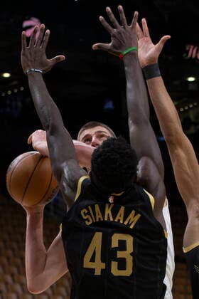 February 12, 2022, Toronto, ON, CAN: Denver Nuggets Nikola Jokic shoots on Toronto Raptors Pascal Siakam during second half NBA, Basketball Herren, USA basketball action in Toronto on Saturday, February 12, 2022. Nikola Jokic  - ZUMAc35_ 20220212_zaf_c35_313 Copyright: xChrisxYoungx