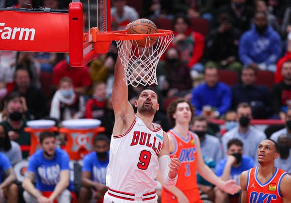 CHICAGO, IL - FEBRUARY 12: Chicago Bulls center Nikola Vucevic (9) slam dunks the ball in action during a NBA, Basketball Herren, USA game between the Oklahoma City Thunder and the Chicago Bulls on February 12, 2022 at the United Center in Chicago, IL. (Photo by Melissa Tamez Icon Sportswire) NBA: FEB 12 Thunder at Bulls Icon22021225