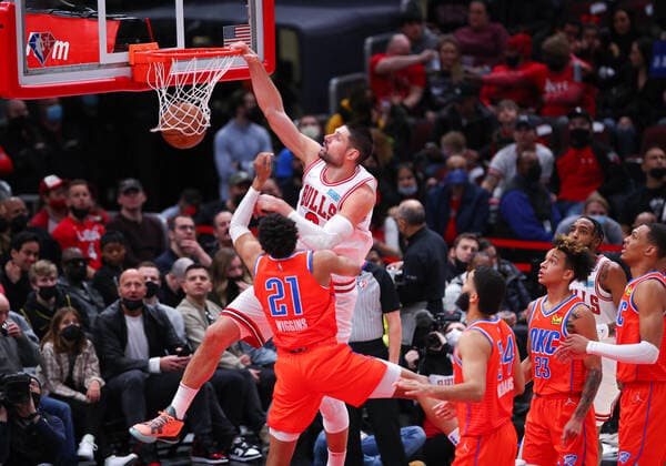 Sport Themen der Woche KW06 Sport Bilder des Tages CHICAGO, IL - FEBRUARY 12: Chicago Bulls center Nikola Vucevic (9) slam dunks the ball in action during a NBA, Basketball Herren, USA game between the Oklahoma City Thunder and the Chicago Bulls on February 12, 2022 at the United Center in Chicago, IL. (Photo by Melissa Tamez Icon Sportswire) NBA: FEB 12 Thunder at Bulls Icon22021228