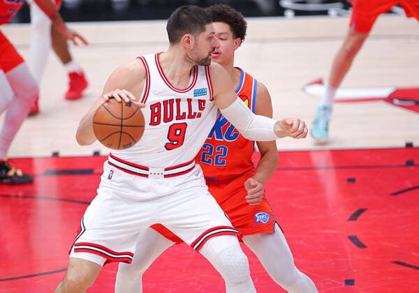 CHICAGO, IL - FEBRUARY 12: Oklahoma City Thunder forward Isaiah Roby (22) posts up against Chicago Bulls center Nikola Vucevic (9) during a NBA, Basketball Herren, USA game between the Oklahoma City Thunder and the Chicago Bulls on February 12, 2022 at the United Center in Chicago, IL. (Photo by Melissa Tamez Icon Sportswire) NBA: FEB 12 Thunder at Bulls Icon22021231