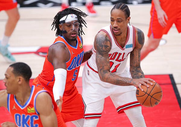 CHICAGO, IL - FEBRUARY 12: Oklahoma City Thunder forward Luguentz Dort (5) posts up against Chicago Bulls forward DeMar DeRozan (11) during a NBA, Basketball Herren, USA game between the Oklahoma City Thunder and the Chicago Bulls on February 12, 2022 at the United Center in Chicago, IL. (Photo by Melissa Tamez Icon Sportswire) NBA: FEB 12 Thunder at Bulls Icon22021233
