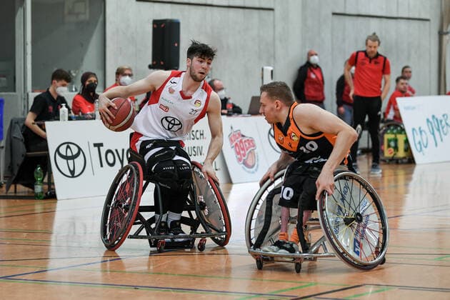 1 Wheelchair Basketball Bundesliga, RBC Koeln99ers vs Hannover United, 12 02 2022 Thomas Reier RBC Koeln99ers 27 , Jan Haller Hannover United, 10 , 1 Wheelchair Basketball Bundesliga, RBC Koeln99ers vs Hannover United on 12 02 2022 in Sporthalle Bergischer Ring, in Koeln Nordrhein Westfalen Copyright: xBEAUTIFULxSPORTS Mueller-Laschetx