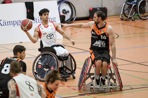 1 Wheelchair Basketball Bundesliga, RBC Koeln99ers vs Hannover United, 12 02 2022 Paul Jachmich RBC Koeln99ers 22 , Jan Gans Hannover United, 14 , 1 Wheelchair Basketball Bundesliga, RBC Koeln99ers vs Hannover United on 12 02 2022 in Sporthalle Bergischer Ring, in Koeln Nordrhein Westfalen Copyright: xBEAUTIFULxSPORTS Mueller-Laschetx