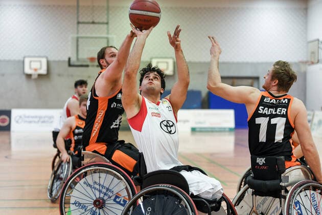 1 Wheelchair Basketball Bundesliga, RBC Koeln99ers vs Hannover United, 12 02 2022 Paul Jachmich RBC Koeln99ers 22 , Jan Sadler Hannover United, 11 , 1 Wheelchair Basketball Bundesliga, RBC Koeln99ers vs Hannover United on 12 02 2022 in Sporthalle Bergischer Ring, in Koeln Nordrhein Westfalen Copyright: xBEAUTIFULxSPORTS Mueller-Laschetx