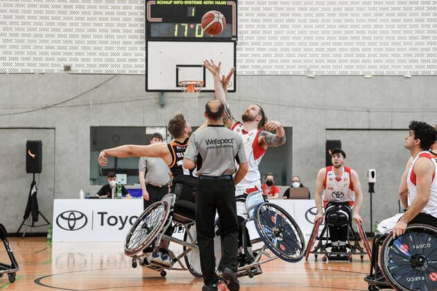 1 Wheelchair Basketball Bundesliga, RBC Koeln99ers vs Hannover United, 12 02 2022 Joe Bestwick RBC Koeln99ers 8 , Alexander Budde Hannover United, 12 , 1 Wheelchair Basketball Bundesliga, RBC Koeln99ers vs Hannover United on 12 02 2022 in Sporthalle Bergischer Ring, in Cologne North Rhine Westphalia Copyright: xBEAUTIFULxSPORTS Mueller-Laschetx
