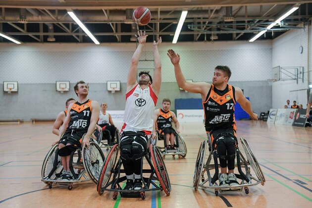 1 Wheelchair Basketball Bundesliga, RBC Koeln99ers vs Hannover United, 12 02 2022 Thomas Reier RBC Koeln99ers 27 , Jan Sadler Hannover United, 11 , Alexander Budde Hannover United, 12 , 1 Wheelchair Basketball Bundesliga, RBC Koeln99ers vs Hannover United on 12 02 2022 in Sporthalle Bergischer Ring, in Koeln Nordrhein Westfalen Copyright: xBEAUTIFULxSPORTS Mueller-Laschetx