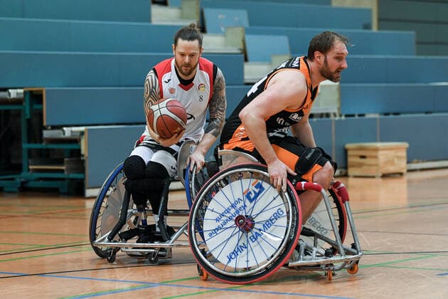 1 Wheelchair Basketball Bundesliga, RBC Koeln99ers vs Hannover United, 12 02 2022 Umut Akbay RBC Koeln99ers 10 , Jan Gans Hannover United, 14 , 1 Wheelchair Basketball Bundesliga, RBC Koeln99ers vs Hannover United on 12 02 2022 in Sporthalle Bergischer Ring, in Cologne North Rhine Westphalia Copyright: xBEAUTIFULxSPORTS Mueller-Laschetx